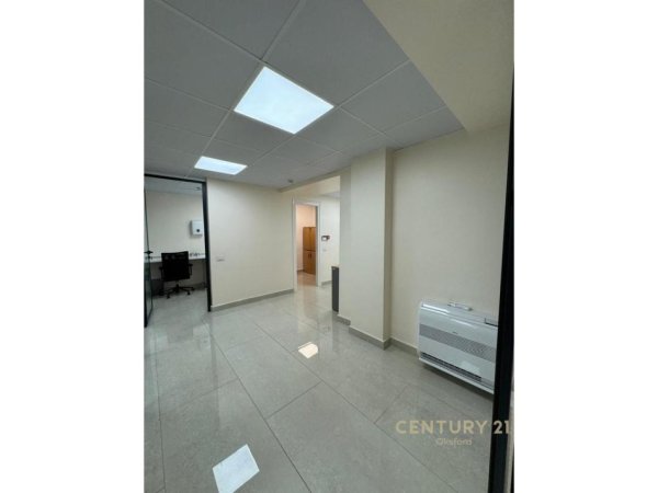 Tirane, jepet me qera zyre Kati 2, 122 m² 1.800 € (Fakulteti Ekonomik)