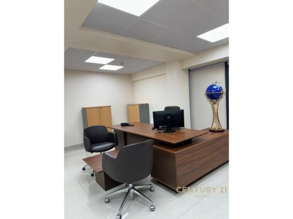 Tirane, jepet me qera zyre Kati 2, 122 m² 1.800 € (Fakulteti Ekonomik)