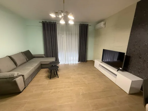 Tirane, jepet me qera apartament 1+1+Ballkon Kati 4, 70 m² 500 € (Kodra e Diellit 2)