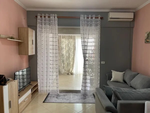 komuna  e parisit ndarje qeraje 300eur perosni jepet me qera Kati 2, siper qendres kristal