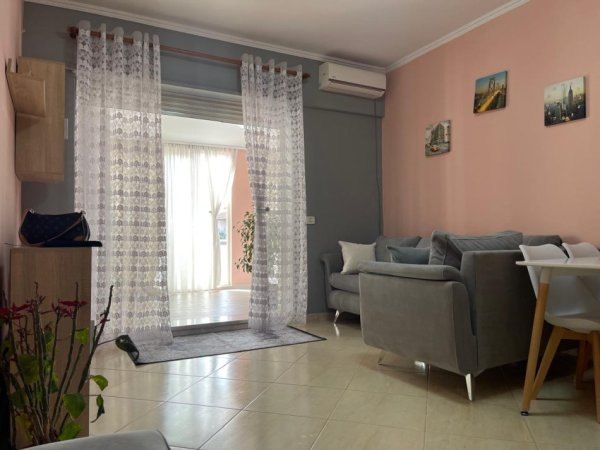 komuna  e parisit ndarje qeraje 300eur perosni jepet me qera Kati 2, siper qendres kristal
