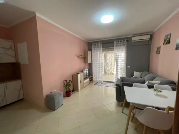 komuna  e parisit ndarje qeraje 300eur perosni jepet me qera Kati 2, siper qendres kristal