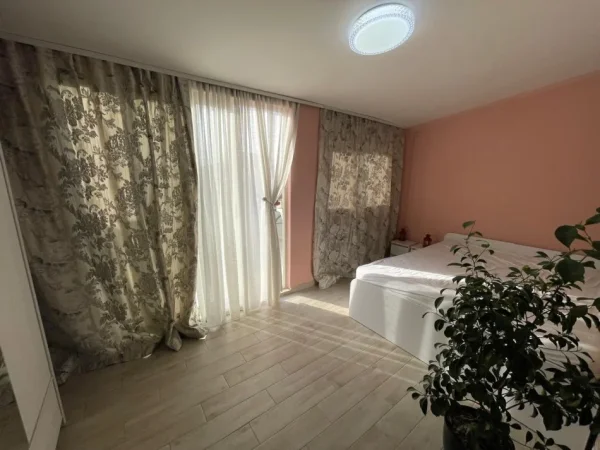 komuna  e parisit ndarje qeraje 300eur perosni jepet me qera Kati 2, siper qendres kristal