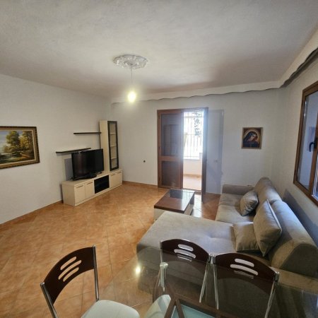 Tirane, jepet me qera apartament 2+1 Kati 1, 100 m² 430 € (Kristal Center, Rr. Rrapo Hekali)