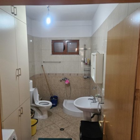 Tirane, jepet me qera apartament 2+1 Kati 1, 100 m² 430 € (Kristal Center, Rr. Rrapo Hekali)