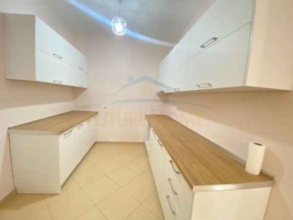 Tirane, jepet me qera apartament 2+1 Kati 5, 104 m² 330 € (Unaza e Re)