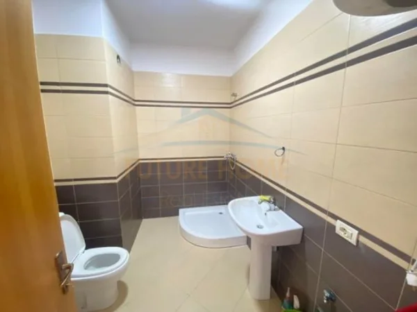 Tirane, jepet me qera apartament 2+1 Kati 5, 104 m² 330 € (Unaza e Re)