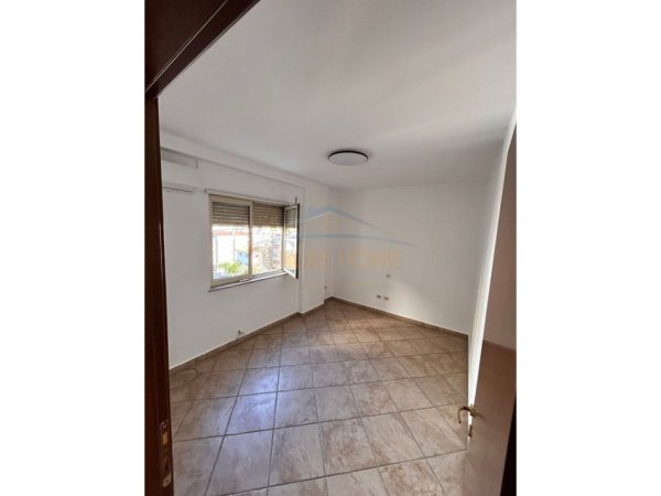 Tirane, jepet me qera apartament 2+1+Ballkon Kati 6, 115 m² 600 € (Rruga Fortuzi)