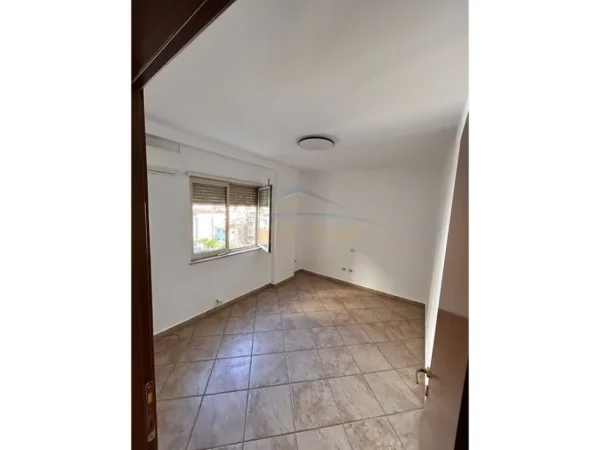 Tirane, jepet me qera apartament 2+1+Ballkon Kati 6, 115 m² 600 € (Rruga Fortuzi)