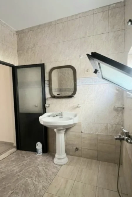 Tirane, jepet me qera apartament 1+1+Ballkon Kati 2, 400 m² 400 € (Donn bosko)