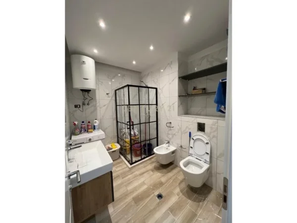 Tirane, shes apartament 2+1+POST PARKIMI+Ballkon , 105 m² 210.000 € (Unaza e Re)