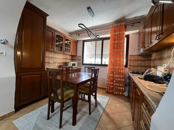 Tirane, jepet me qera apartament 2+1 , 80 m² 650 € (Myslym Shyri)