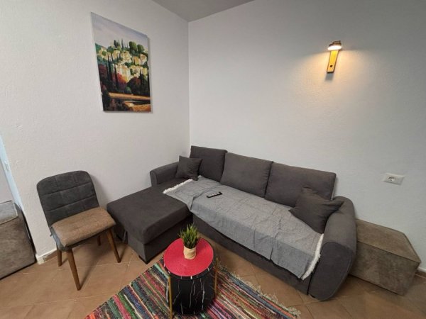 Tirane, jepet me qera apartament 1+1 Kati 3, 400 € (rruga 5 maji)