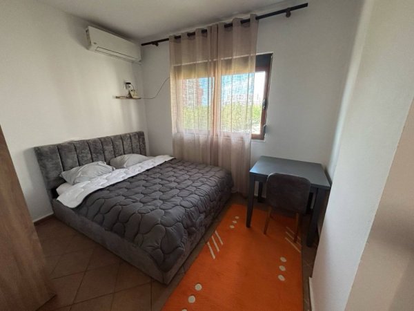 Tirane, jepet me qera apartament 1+1 Kati 3, 400 € (rruga 5 maji)