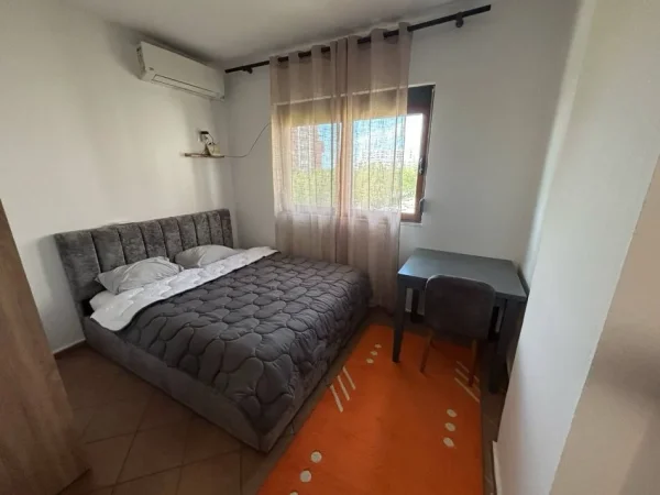 Tirane, jepet me qera apartament 1+1 Kati 3, 400 € (rruga 5 maji)