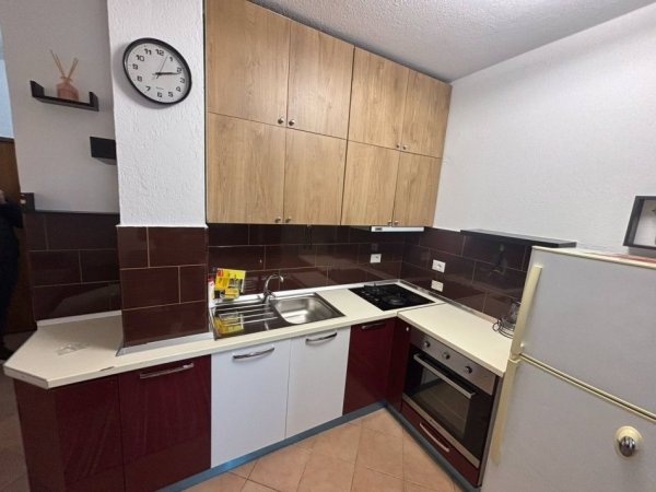 Tirane, jepet me qera apartament 1+1 Kati 3, 400 € (rruga 5 maji)