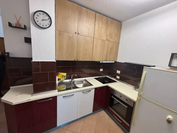 Tirane, jepet me qera apartament 1+1 Kati 3, 400 € (rruga 5 maji)