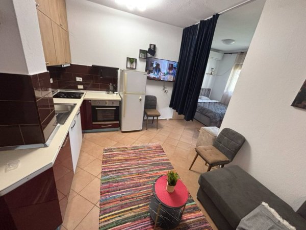 Tirane, jepet me qera apartament 1+1 Kati 3, 400 € (rruga 5 maji)