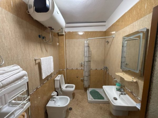 Tirane, jepet me qera apartament 1+1 Kati 3, 400 € (rruga 5 maji)