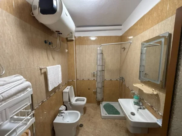 Tirane, jepet me qera apartament 1+1 Kati 3, 400 € (rruga 5 maji)