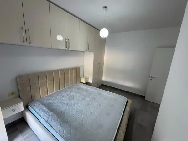 Tirane, jepet me qera apartament 1+1+Ballkon Kati 1, 65 m² 400 € (rruga pasho hysa)