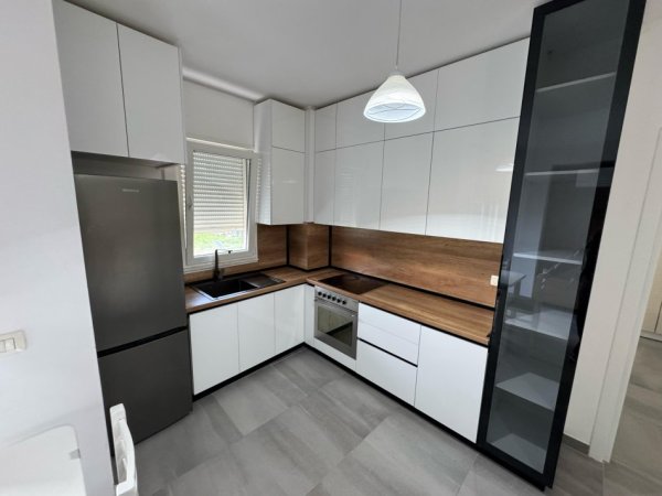 Tirane, jepet me qera apartament 1+1+Ballkon Kati 1, 65 m² 400 € (rruga pasho hysa)