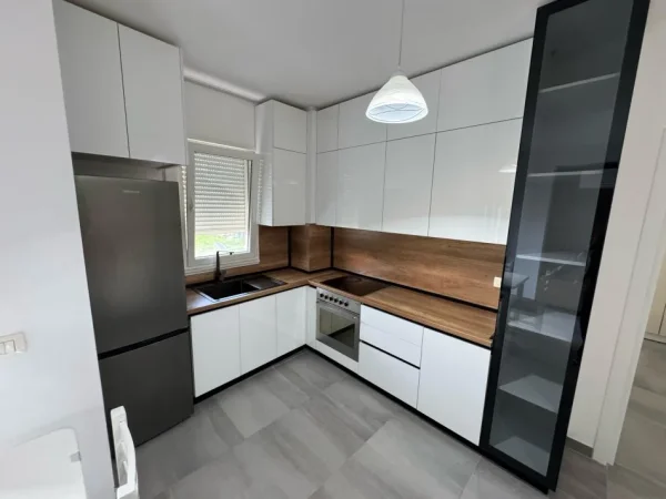 Tirane, jepet me qera apartament 1+1+Ballkon Kati 1, 65 m² 400 € (rruga pasho hysa)