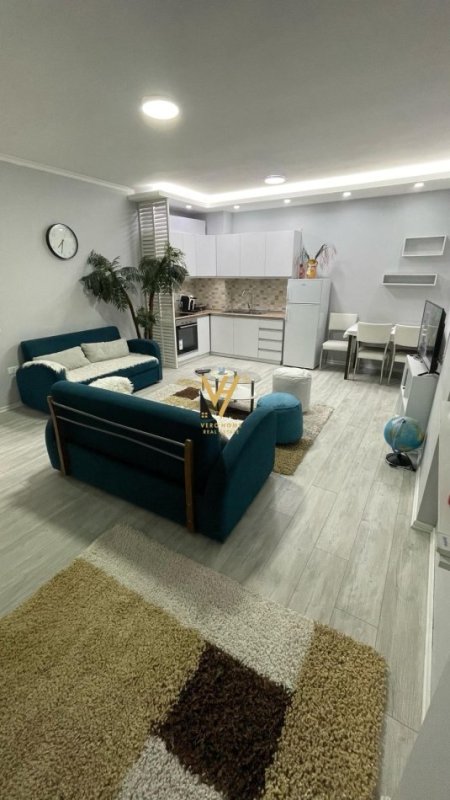 Tirane, jepet me qera apartament 1+1+Ballkon Kati 3, 73 m² 700 € (KOMUNA E PARISIT)