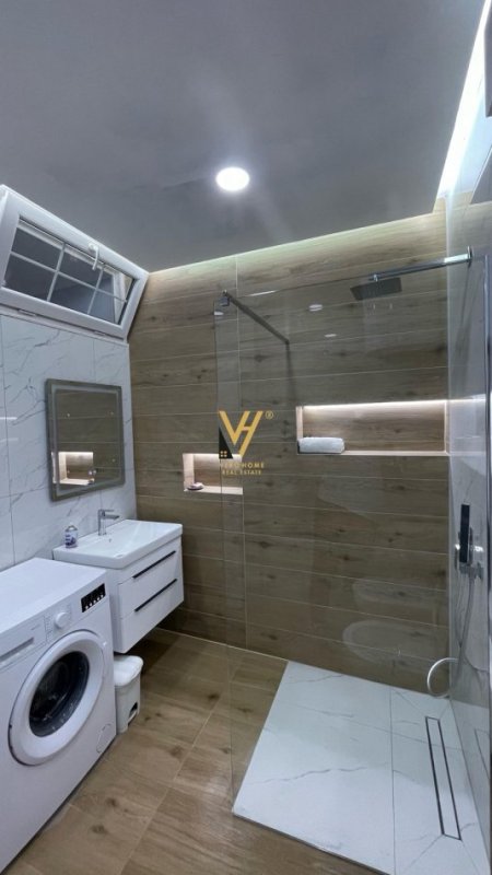 Tirane, jepet me qera apartament 1+1+Ballkon Kati 3, 73 m² 700 € (KOMUNA E PARISIT)