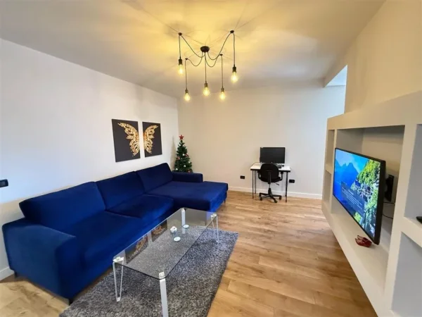 Tirane, jepet me qera apartament 1+1+Ballkon Kati 11, 70 m² 700 € (Komuna e Parisit, prane Kikes)