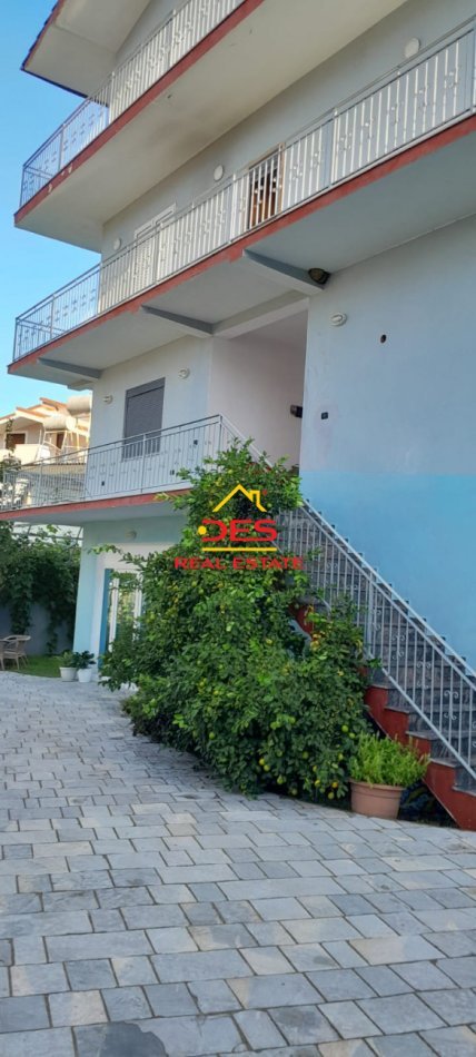 Tirane, jepet me qera Vile 3+1 Kati 2, 160 m² 