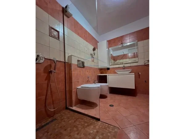 Tirane, jepet me qera apartament 2+1 Kati 0, 112 m² 750 € (Ish Ekspozita Tirane)