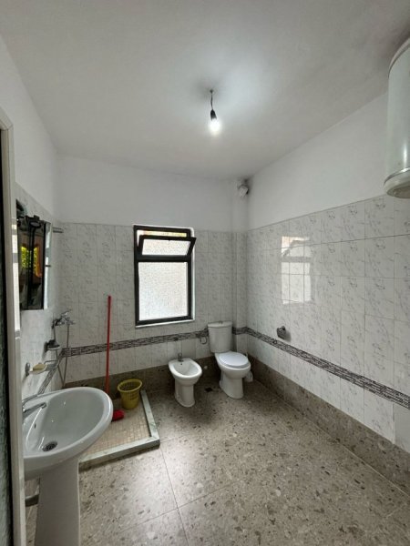 Tirane, jepet me qera apartament 2+1+Aneks+Ballkon Kati 1, 120 m² 400 € (rruga e elbasanit)
