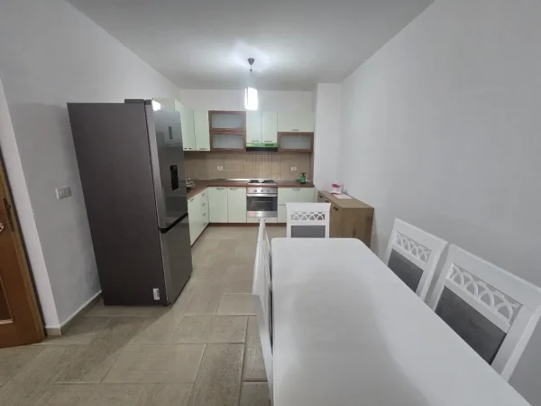 Tirane, jepet me qera apartament 2+1+Aneks+Ballkon Kati 7, 600 € (sheshi willson)