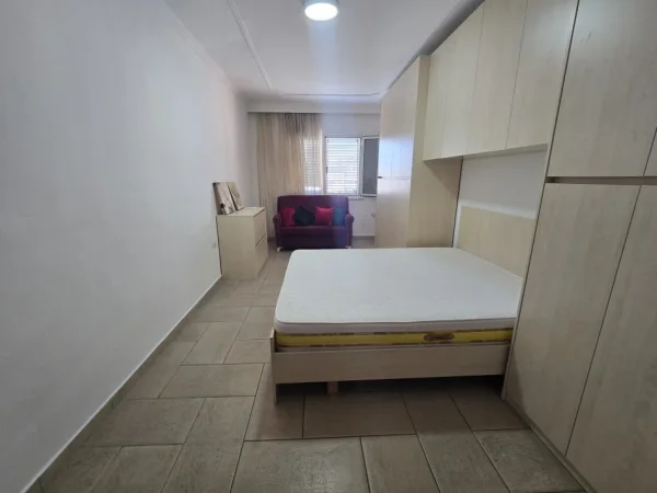 Tirane, jepet me qera apartament 2+1+Aneks+Ballkon Kati 7, 600 € (sheshi willson)