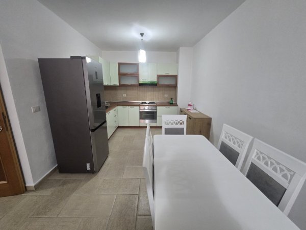 Tirane, jepet me qera apartament 2+1+Aneks+Ballkon Kati 7, 600 € (sheshi willson)