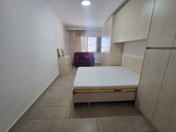 Tirane, jepet me qera apartament 2+1+Aneks+Ballkon Kati 7, 600 € (sheshi willson)