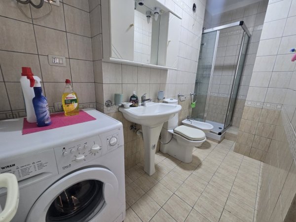 Tirane, jepet me qera apartament 2+1+Aneks+Ballkon Kati 7, 600 € (sheshi willson)