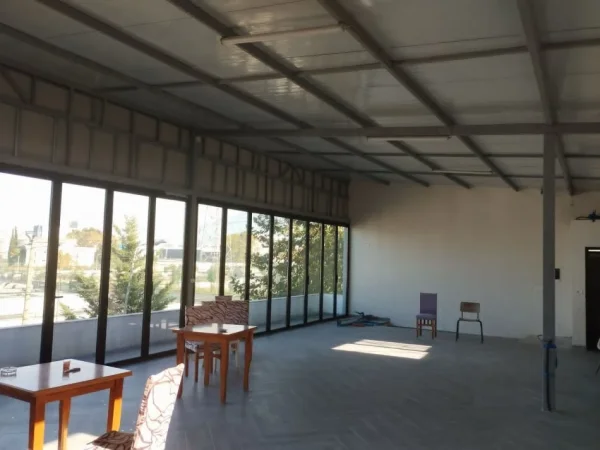 Tirane, jepet me qera dyqan Kati 2, 100 m² 450 € (Yrshek)
