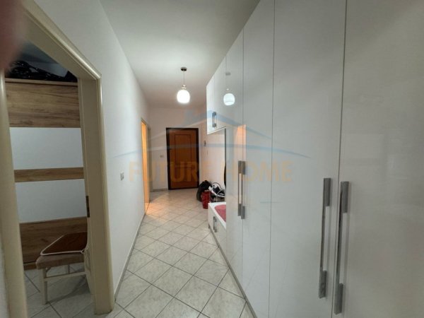 Tirane, jepet me qera apartament 2+1 Kati 8, 105 m² 400 € (Unaza e Re)