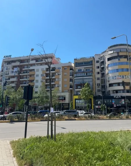 Tirane, jepet me qera apartament 1+1+Ballkon Kati 5, 60 m² 400 € (astir)