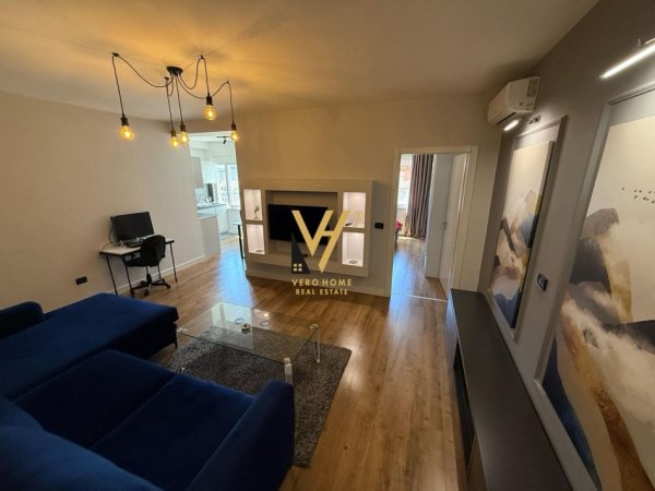 Tirane, jepet me qera apartament 1+1+Ballkon Kati 11, 70 m² 700 € (KOMUNA E PARISIT)