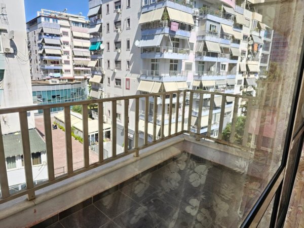 Tirane, jepet me qera apartament 2+1+Ballkon Kati 4, 120 m² 530 € (komuna e parisit)