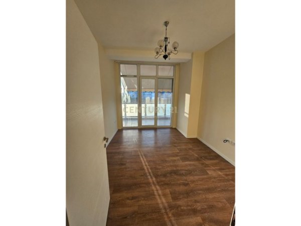 Tirane, jepet me qera apartament 3+1+Ballkon Kati 1, 166 m² 1.300 € (Neom112199)