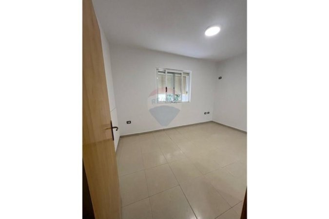 Tirane, jepet me qera apartament 1+1 , 105 m² 500 € (Mine Peza)