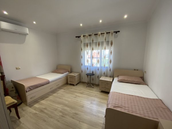 Tirane, jepet me qera shtepi 2+1 Kati 3, 105 m² 430 € 