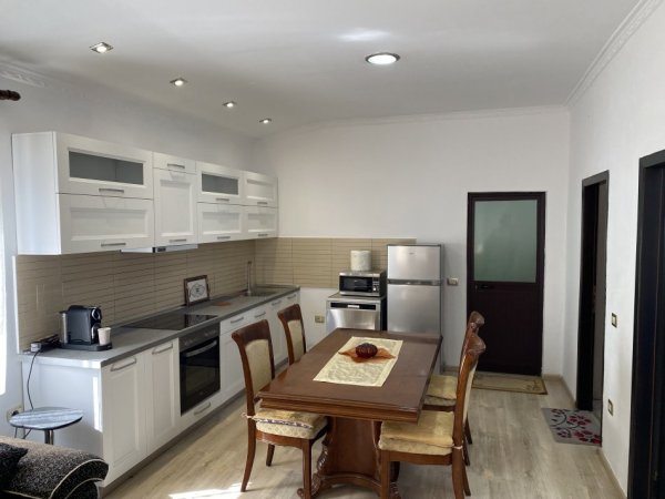 Tirane, jepet me qera shtepi 2+1 Kati 3, 105 m² 430 € 