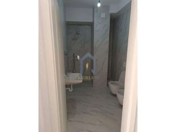 Tirane, jepet me qera dyqan Kati 0, 47 m² 250 € ("Rezidenca Kaimi")