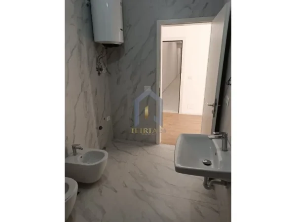 Tirane, jepet me qera dyqan Kati 0, 47 m² 250 € ("Rezidenca Kaimi")