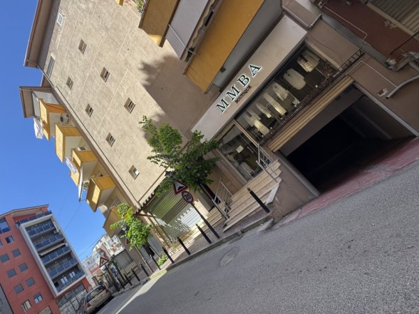 Tirane, prezantoj Biznes per shitje